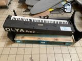 un clavier posé sur une palette au sol