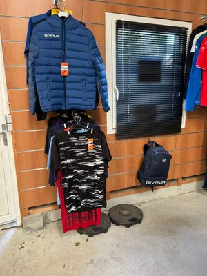 une pièce où sont accrochés plein de vêtements au mur