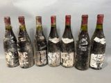six bouteilles de vin sont alignées sur une table