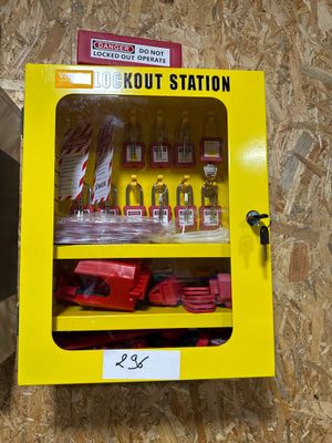 une boîte jaune contenant tout un tas d'objets