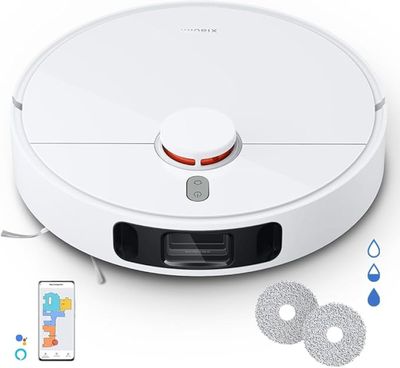 une image représentant un aspirateur robot blanc muni d'une télécommande
