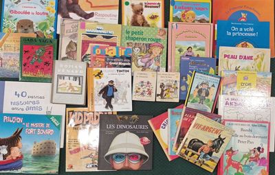 de nombreux livres pour enfants qui se trouvent sur la table