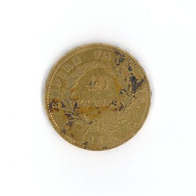 une pièce d'or sur une surface blanche avec un fond blanc