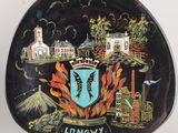 une assiette décorative sur laquelle est représentée une ville