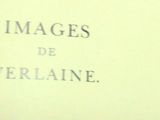 une affiche sur le mur où l'on peut lire « images de Verlaine »