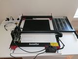 un ordinateur portable posé sur une table blanche
