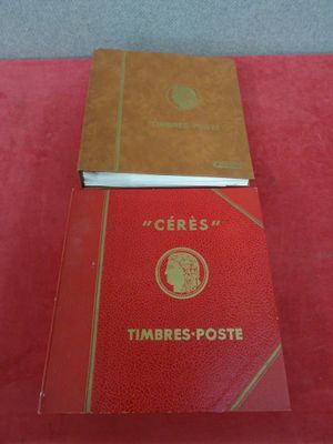 deux livres posés sur une table recouverte d'une nappe rouge