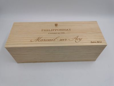 une boîte en bois sur laquelle est inscrit le nom d'une bouteille de vin