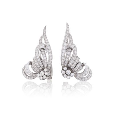 une photo d'une paire de boucles d'oreilles en or blanc et diamants