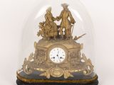 un dôme en verre renfermant une horloge dorée