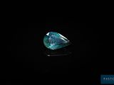 un diamant bleu sur une surface noire, avec un fond noir
