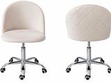 une paire de chaises blanches à roulettes sur fond blanc