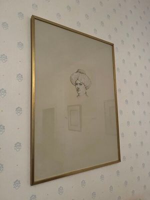 une photo d'un dessin accroché au mur au-dessus d'un miroir