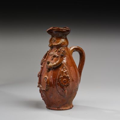 un vase marron muni d'une anse