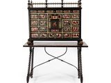 un bureau peint en noir et or, surmonté d'un miroir