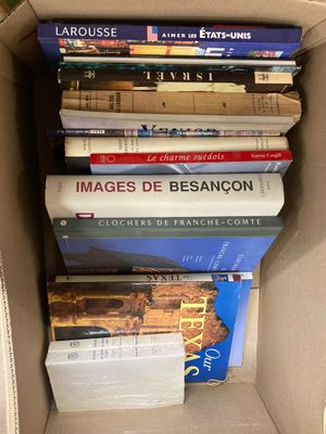 une boîte remplie de livres empilés les uns sur les autres