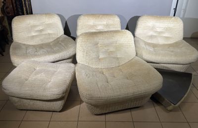 quatre chaises et une table dans une pièce au sol carrelé