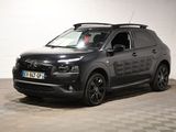 la photo d'une voiture noire garée dans un garage