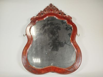 Miroir mural de forme mouvementée en bois sculpté et placage…