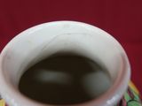 un gros plan d'un vase sur fond rouge