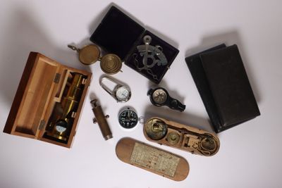 un grand nombre d'objets posés sur une table