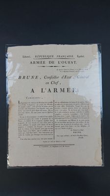 Un vieux journal annonce l'arrivée de l'armée en France