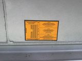 un panneau jaune sur le côté d'un mur blanc