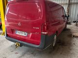 une camionnette rouge garée dans un garage