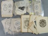 beaucoup de timbres et d'enveloppes posés sur une table