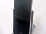 a cell phone that is sitting on top of a stand