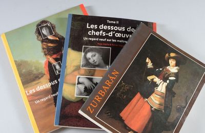 trois livres posés sur une table blanche, avec la photo d'un homme et d'une femme