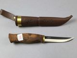 two knives that are sitting next to each other on a table