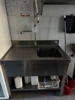 une cuisine équipée d'un évier et d'un lave-vaisselle