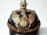 un casque noir et doré orné d'un aigle doré