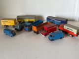 un grand nombre de camions jouets posés sur une table