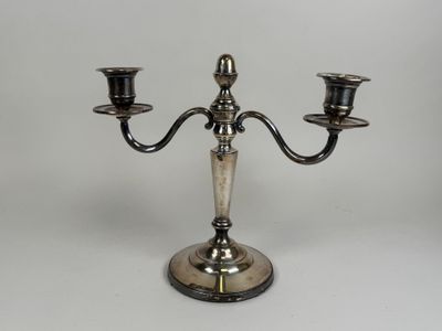 Flambeau en métal argenté à deux bras de lumière. - Photo 1