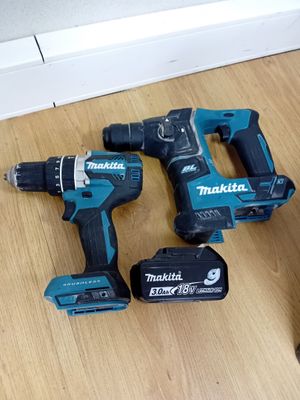 trois perceuses-visseuses sans fil Makita posées sur un parquet