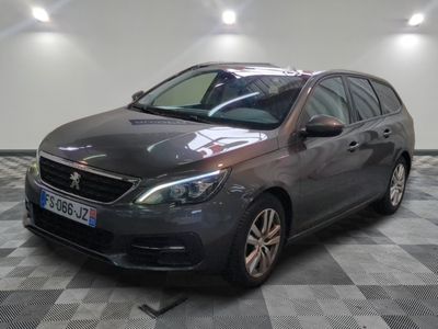 la voiture grise est garée dans le garage sur le sol en damier