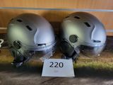 deux casques posés l'un à côté de l'autre sur le sol