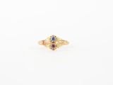 une image d'une bague en or sertie d'un saphir bleu