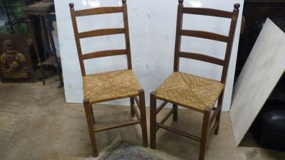deux chaises placées l'une à côté de l'autre dans une pièce