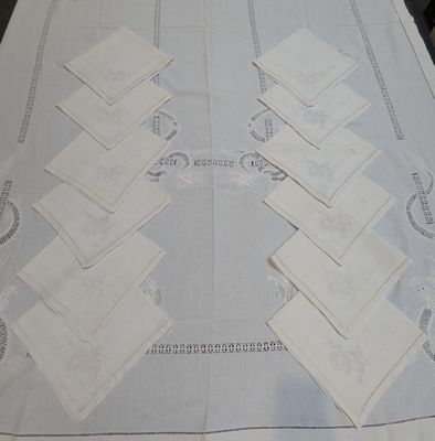 a lot of napkins on a table with a white table cloth