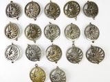 de nombreuses breloques métalliques de toutes sortes sur un fond blanc