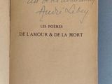 un vieux livre sur lequel on voit des inscriptions, posé sur une surface bleue