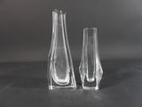 deux vases en verre transparent posés sur une table