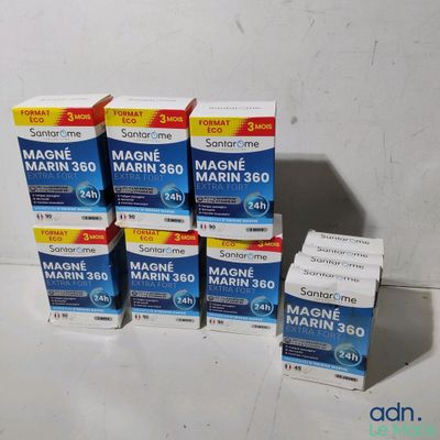 six boîtes de Magne Marine contenant chacune 300 comprimés, empilées les unes sur les autres