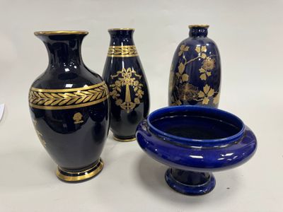 trois vases bleus et dorés posés sur la table