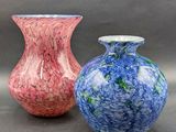 deux vases posés l'un à côté de l'autre sur une table