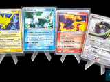 Plusieurs cartes Pokémon sont alignées les unes à côté des autres sur un fond noir.