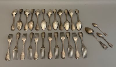beaucoup de cuillères et de fourchettes en argent sur la table